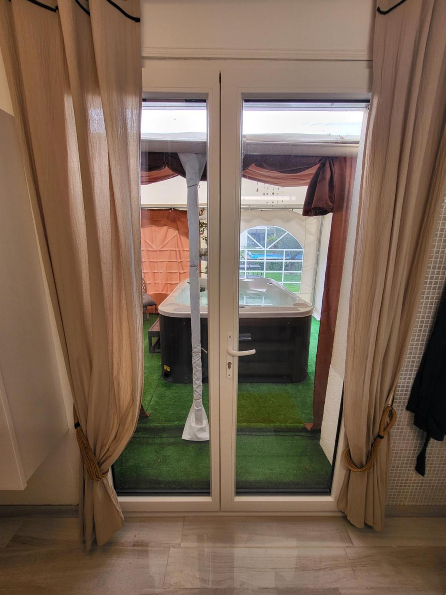 Choisy Le Jacuzzi Bed & Breakfast Luaran gambar